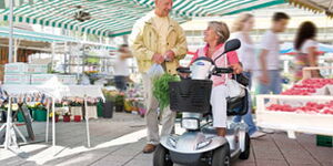 Ein Markt mit einer Dame im Elektromobil