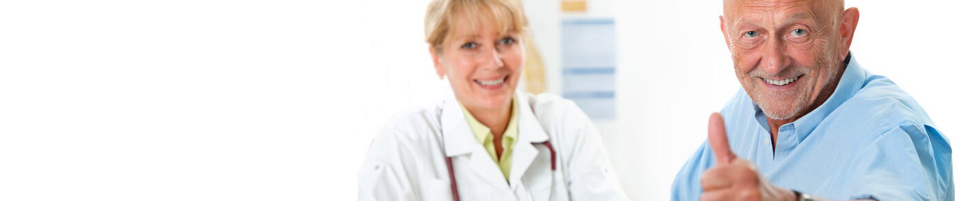 Service, Beratung  und Reparaturen Layoutbild Seitenkopf Eine Person bespricht Details zum Service mit einer anderen