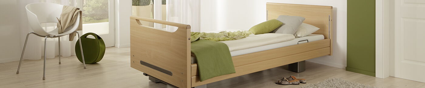 Pflegebetten Seitenkopf zeigt ein Raum mit einem Pflegebett