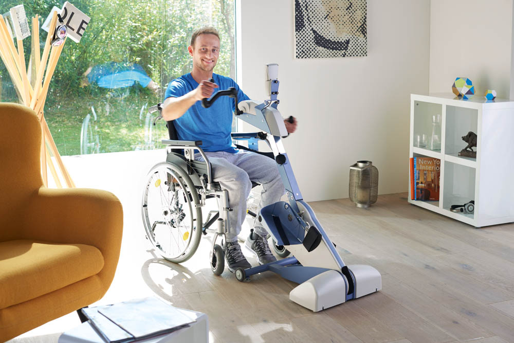 Radfahren- Cycling Bewegungstrainer Zimmer mit einer Person auf einem Bewegungstrainer