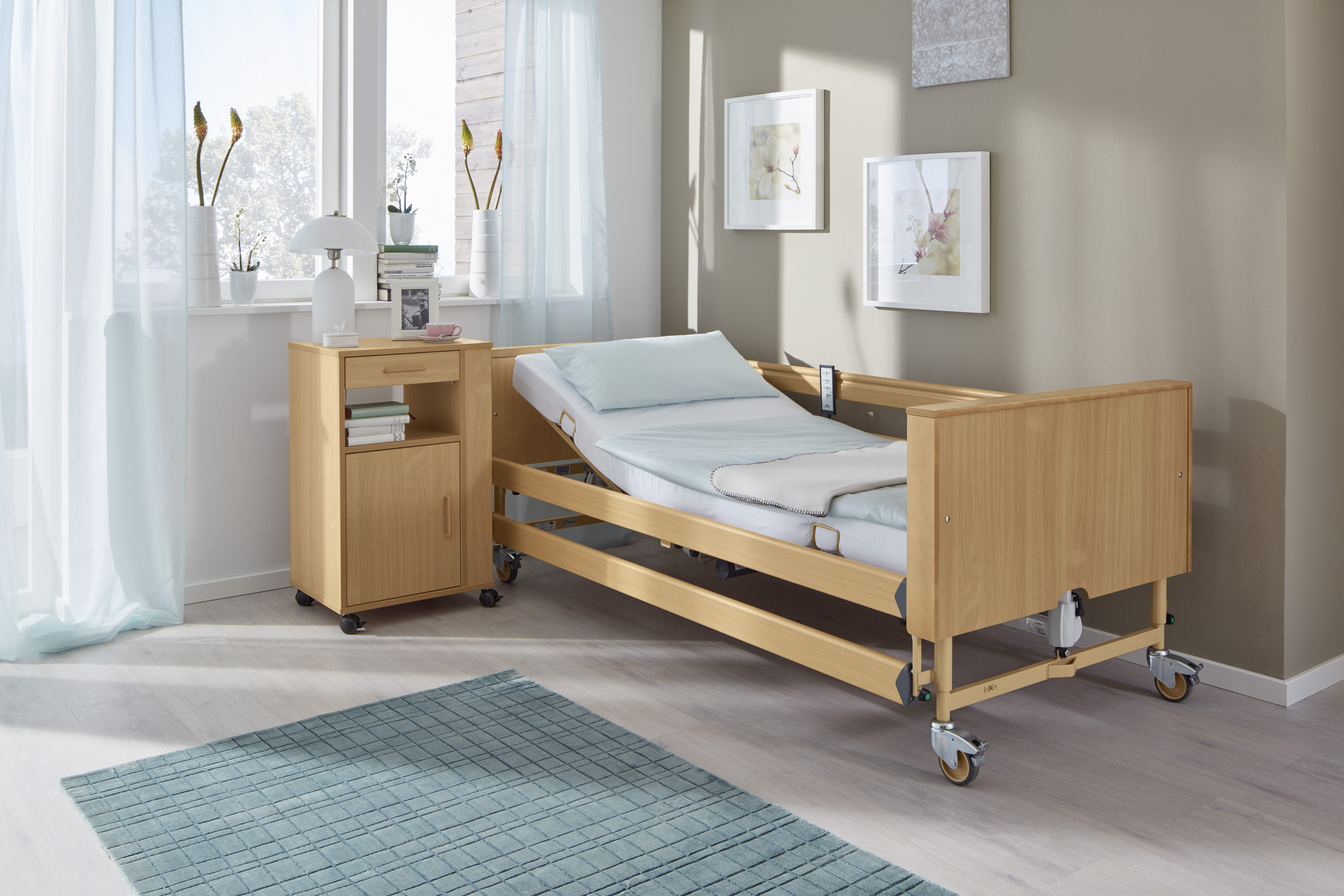 Burmeier Pflegebett Zimmer mit Nachttisch und Pfelgebett in Holzoptik