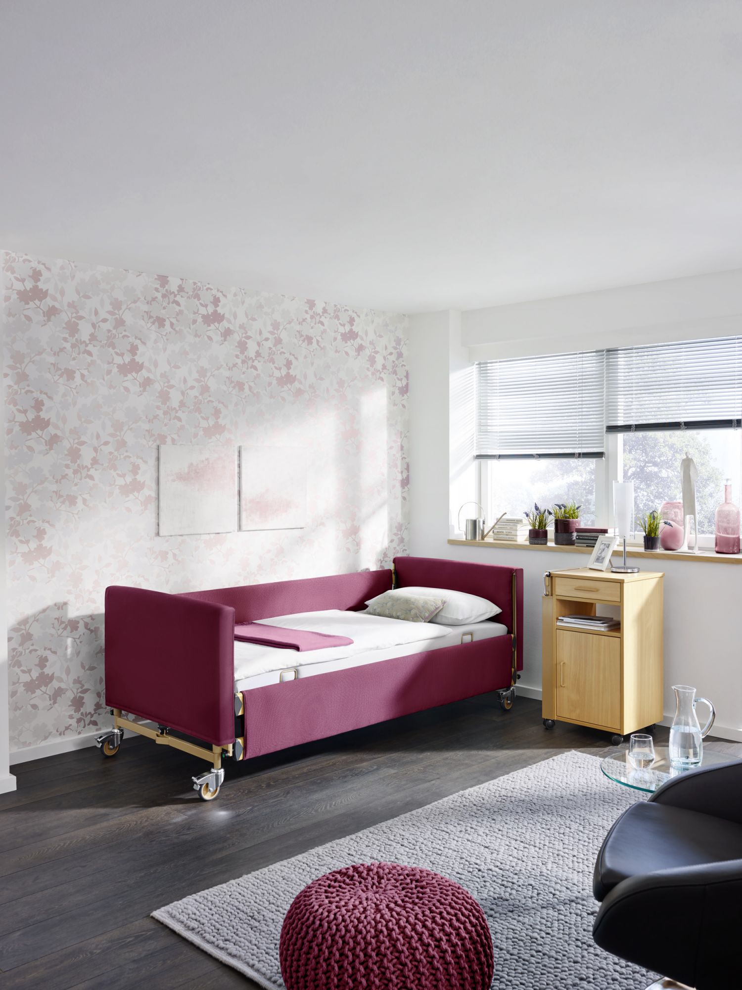 Softcover für Pflegebett in bordeaux Zimmer mit Pflegebett mit bordeaux Bezug